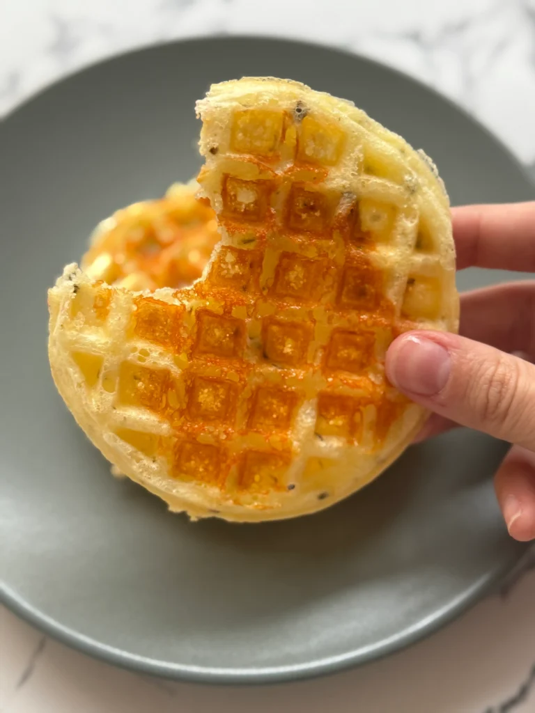 Pão de queijo de waffle para bebê