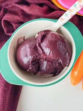 Cardápio saudável para o dia das crianças: 19 sugestões sem açúcar 15 Açaí caseiro batido com banana em tigela