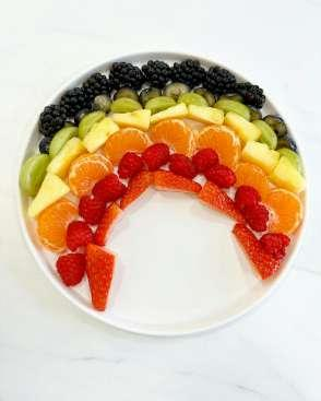 Cardápio saudável para o dia das crianças: 19 sugestões sem açúcar 16 Arco-íris de frutas coloridas montado em prato branco