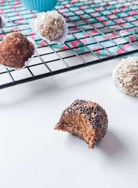 Cardápio saudável para o dia das crianças: 19 sugestões sem açúcar 10 Brigadeiro falso feito com banana, abacate e cacau