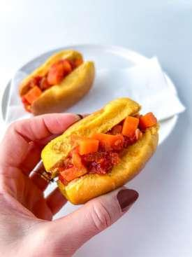 Cardápio saudável para o dia das crianças: 19 sugestões sem açúcar 1 Cachorro-quente de cenoura servido em pão caseiro