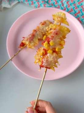 Cardápio saudável para o dia das crianças: 19 sugestões sem açúcar 3 Espetinho de macarrão penne com queijo gratinado