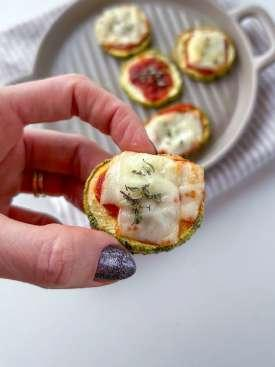 Cardápio saudável para o dia das crianças: 19 sugestões sem açúcar 2 Mini pizza de abobrinha gratinada com queijo e orégano