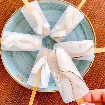 Cardápio saudável para o dia das crianças: 19 sugestões sem açúcar 12 Picolé de água de coco com lascas de coco fresco